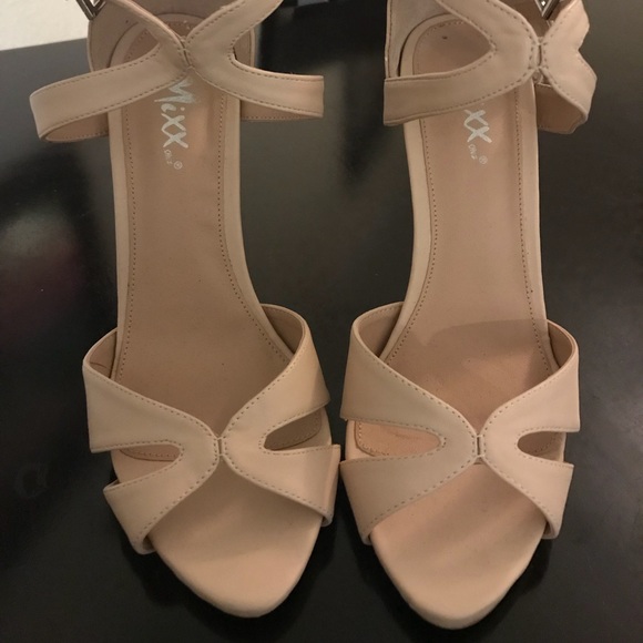 Beige pumps. - Picture 2 of 5